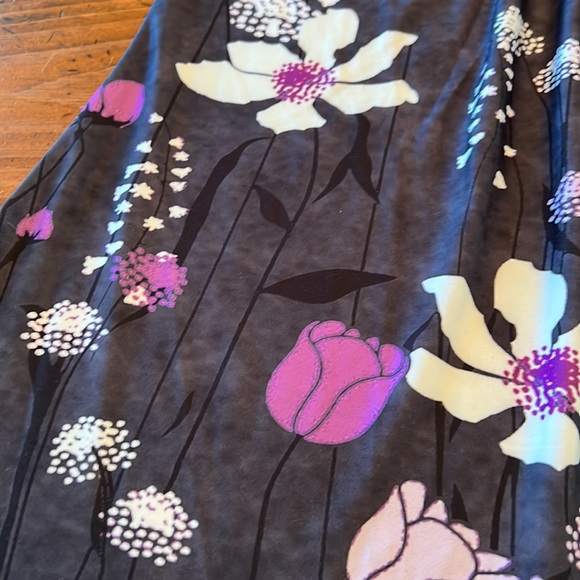 Lily Sleeveless Tunic Top Dark Gray w/ Purple & White Flowers Size XL - Picture 3 of 9